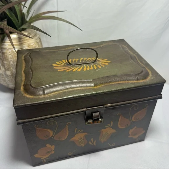 Vintage Metal Storage Box with Floral Design - Picture 5 of 11